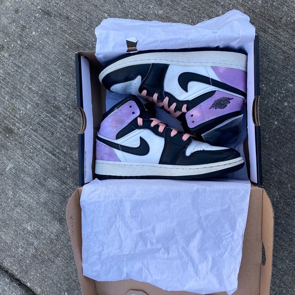 Slightly used BIG KIDS AIR JORDAN 1 MID SE (GS)